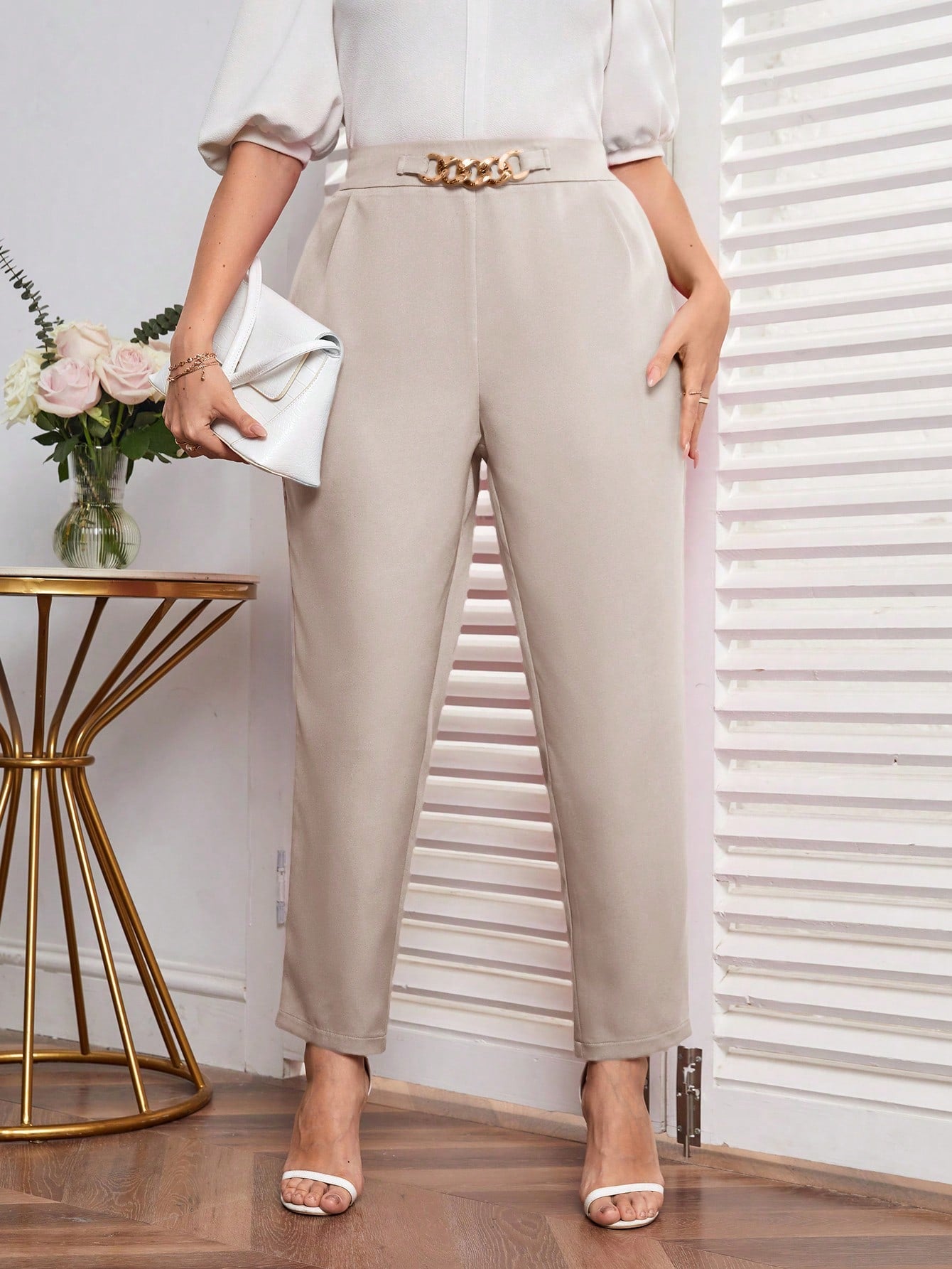 Calça Minimalista Adornada