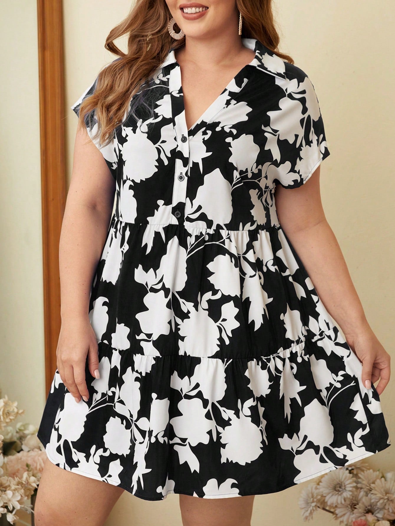 Vestido Estilo Bata Floral e Bainha com Babado