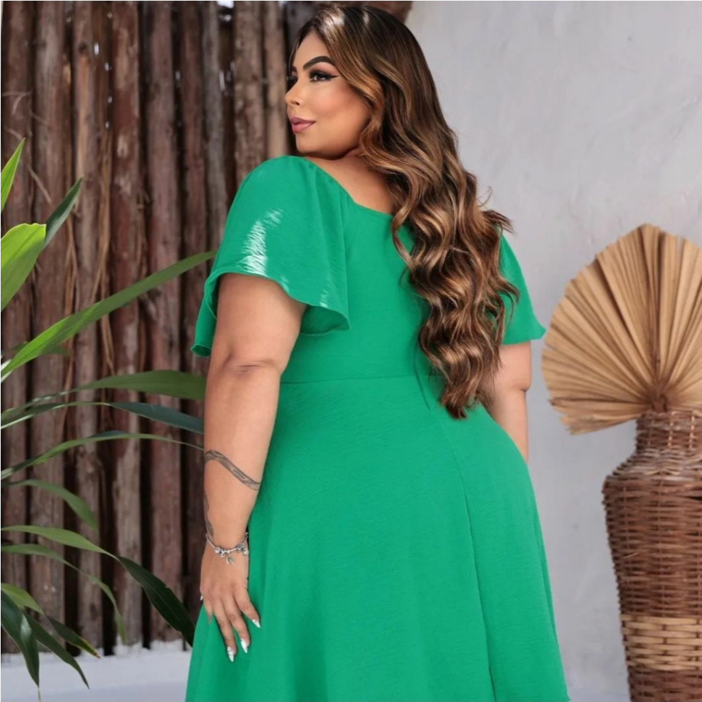 Vestido Plus Size Decote Coração com Manga