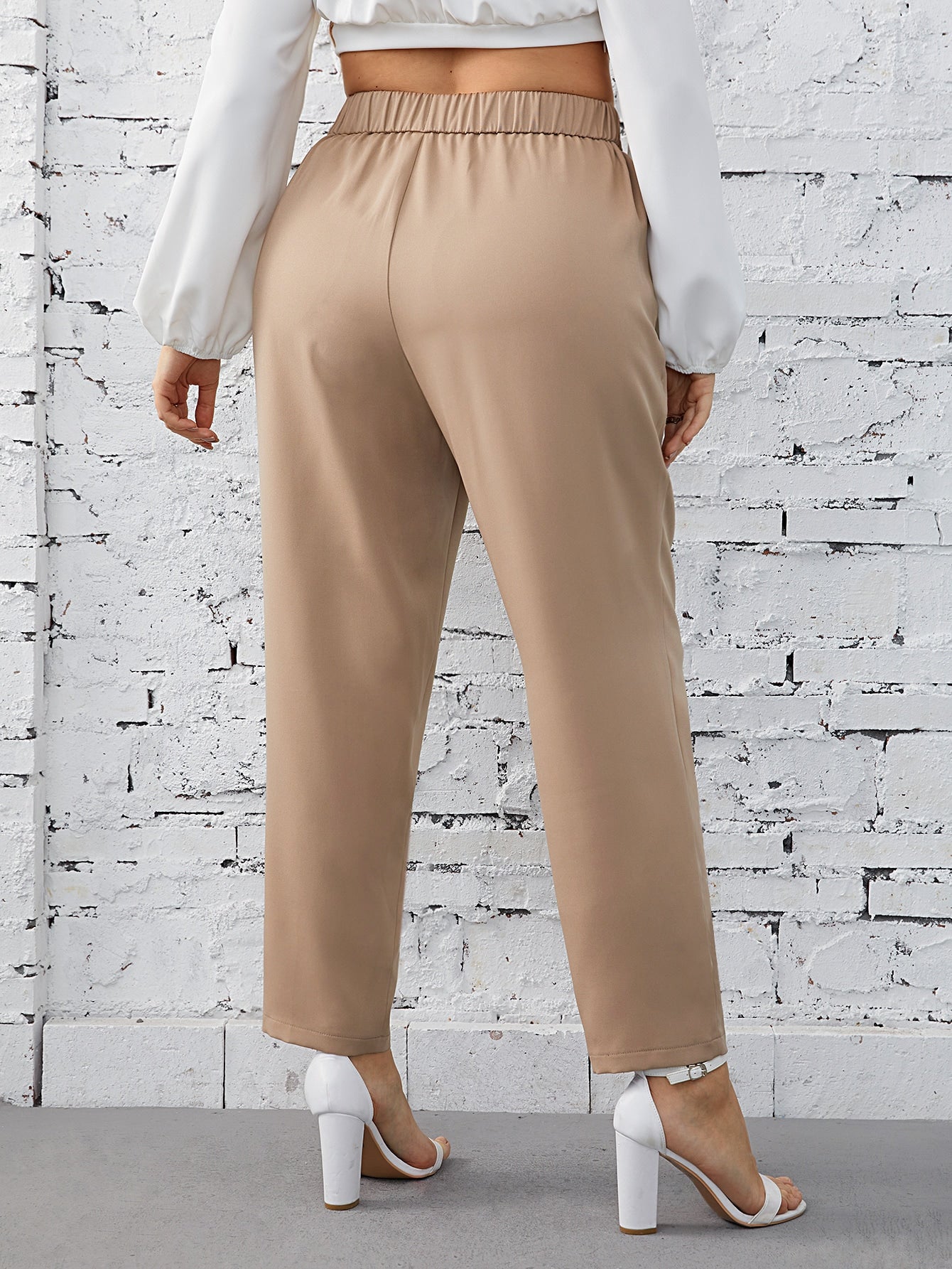 Calça Minimalista Adornada