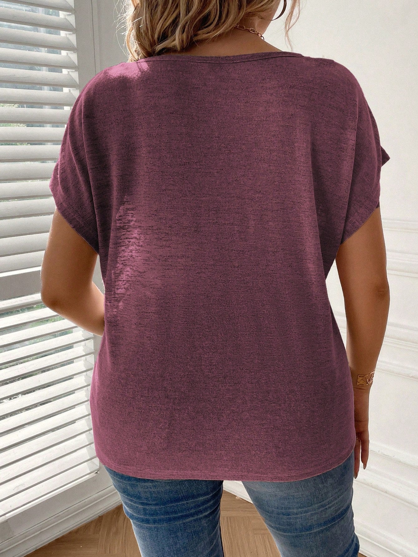 Blusa Básica Com Botões Na Manga