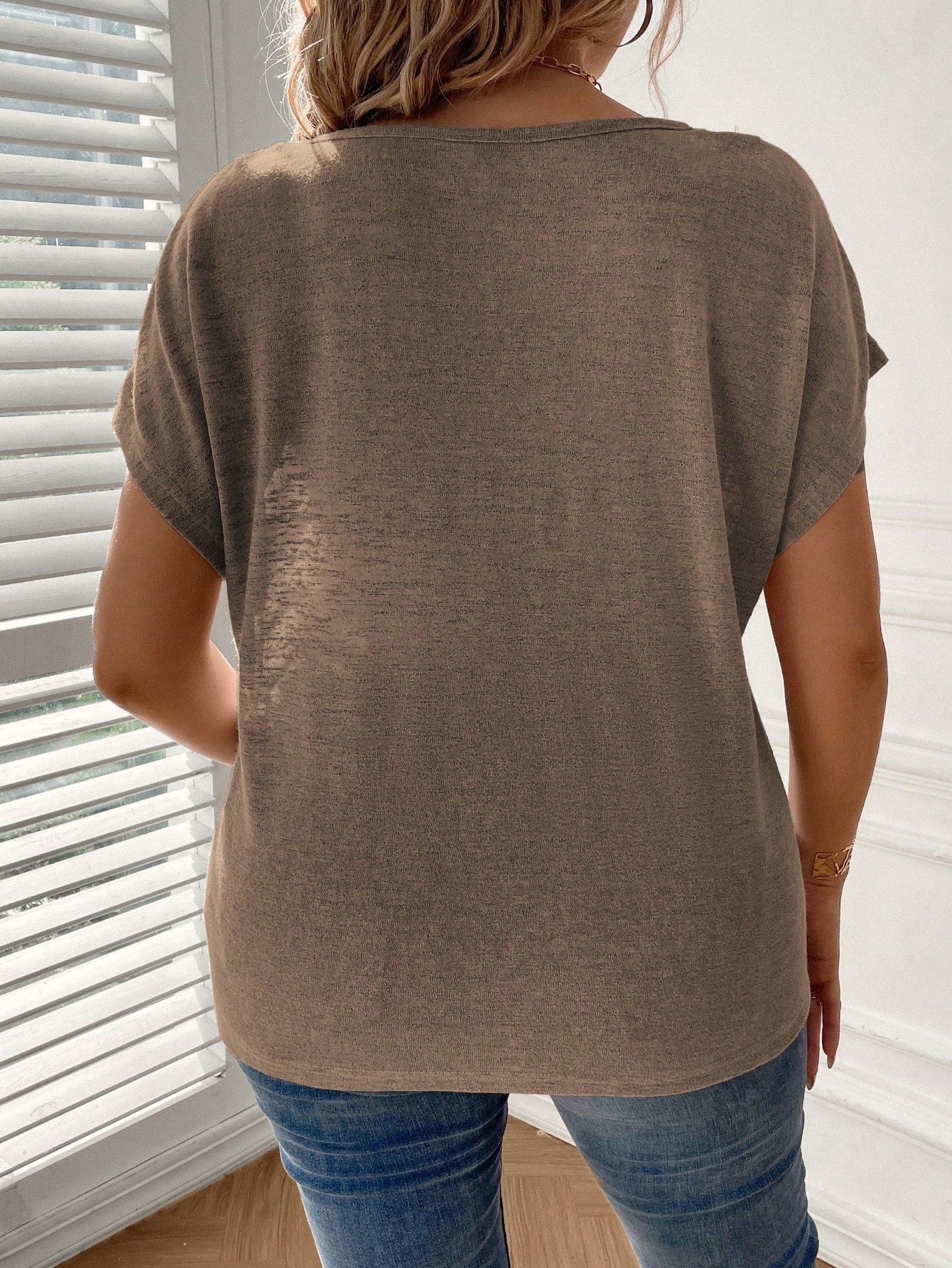 Blusa Básica Com Botões Na Manga