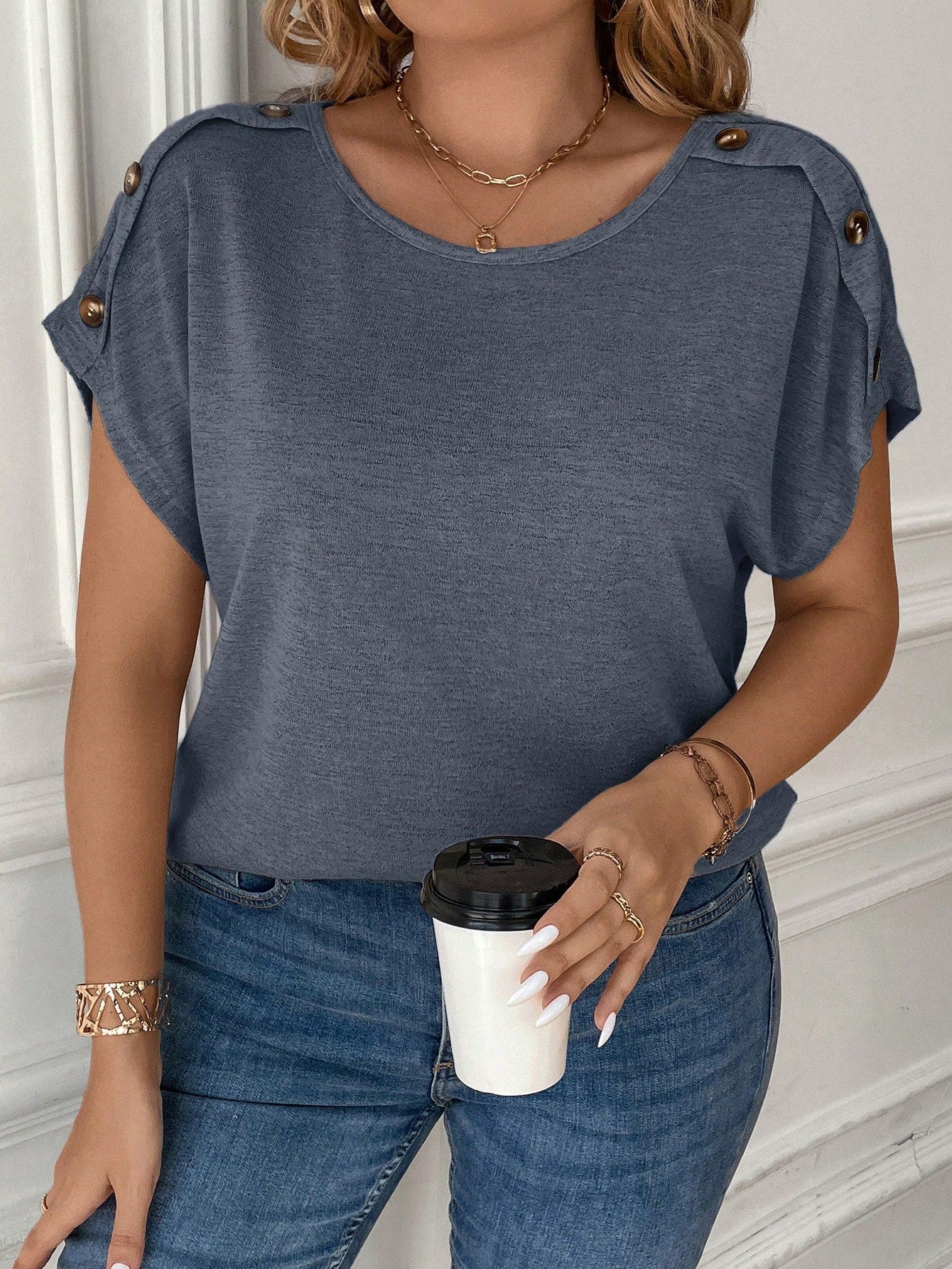 Blusa Básica Com Botões Na Manga