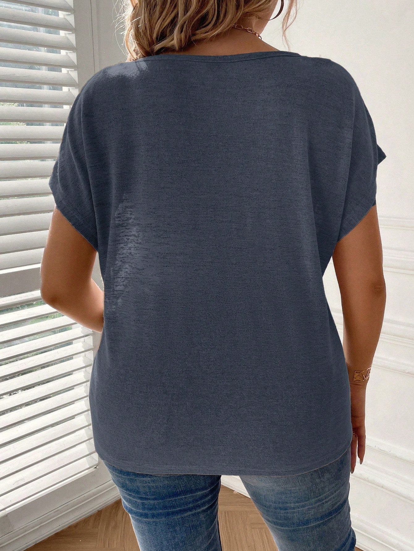 Blusa Básica Com Botões Na Manga