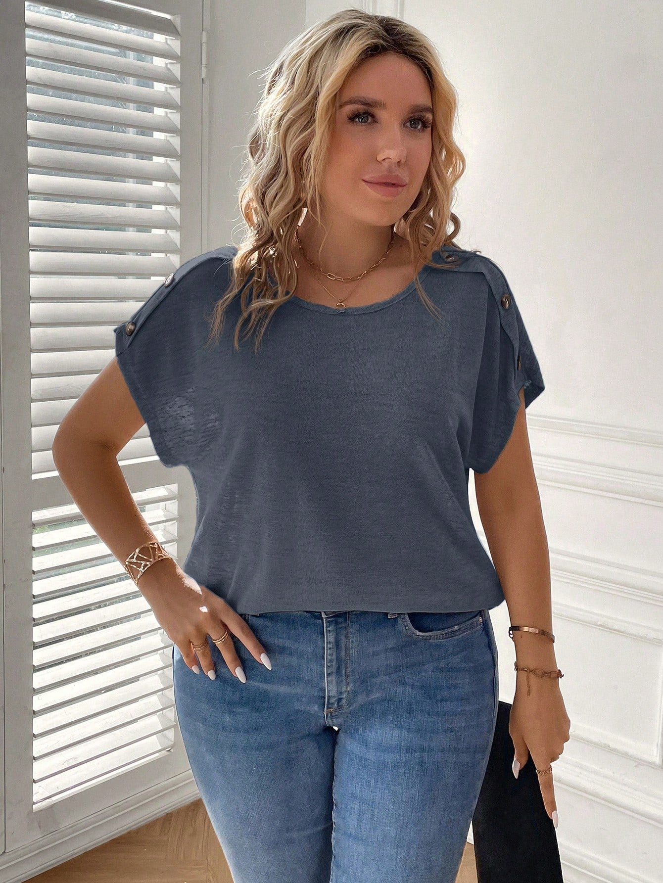 Blusa Básica Com Botões Na Manga