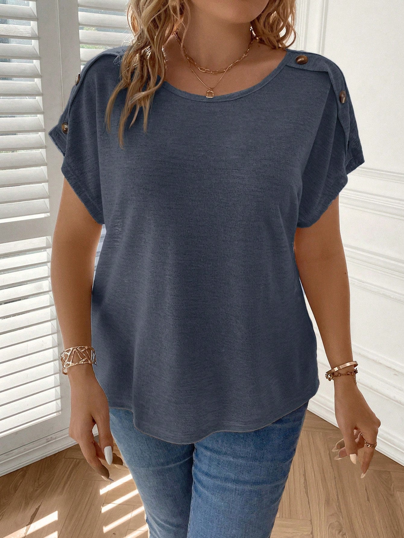 Blusa Básica Com Botões Na Manga