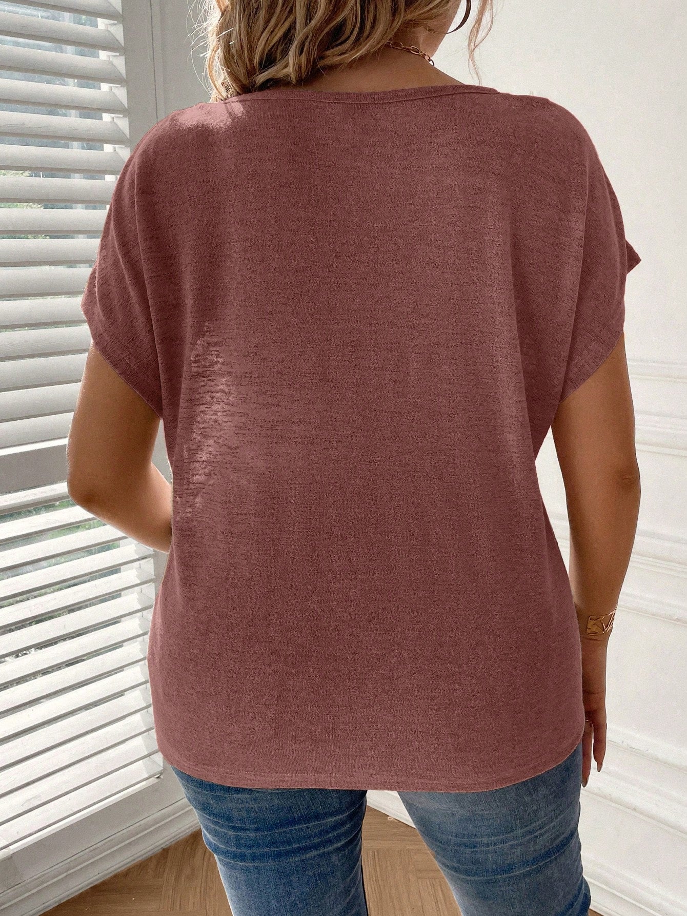 Blusa Básica Com Botões Na Manga