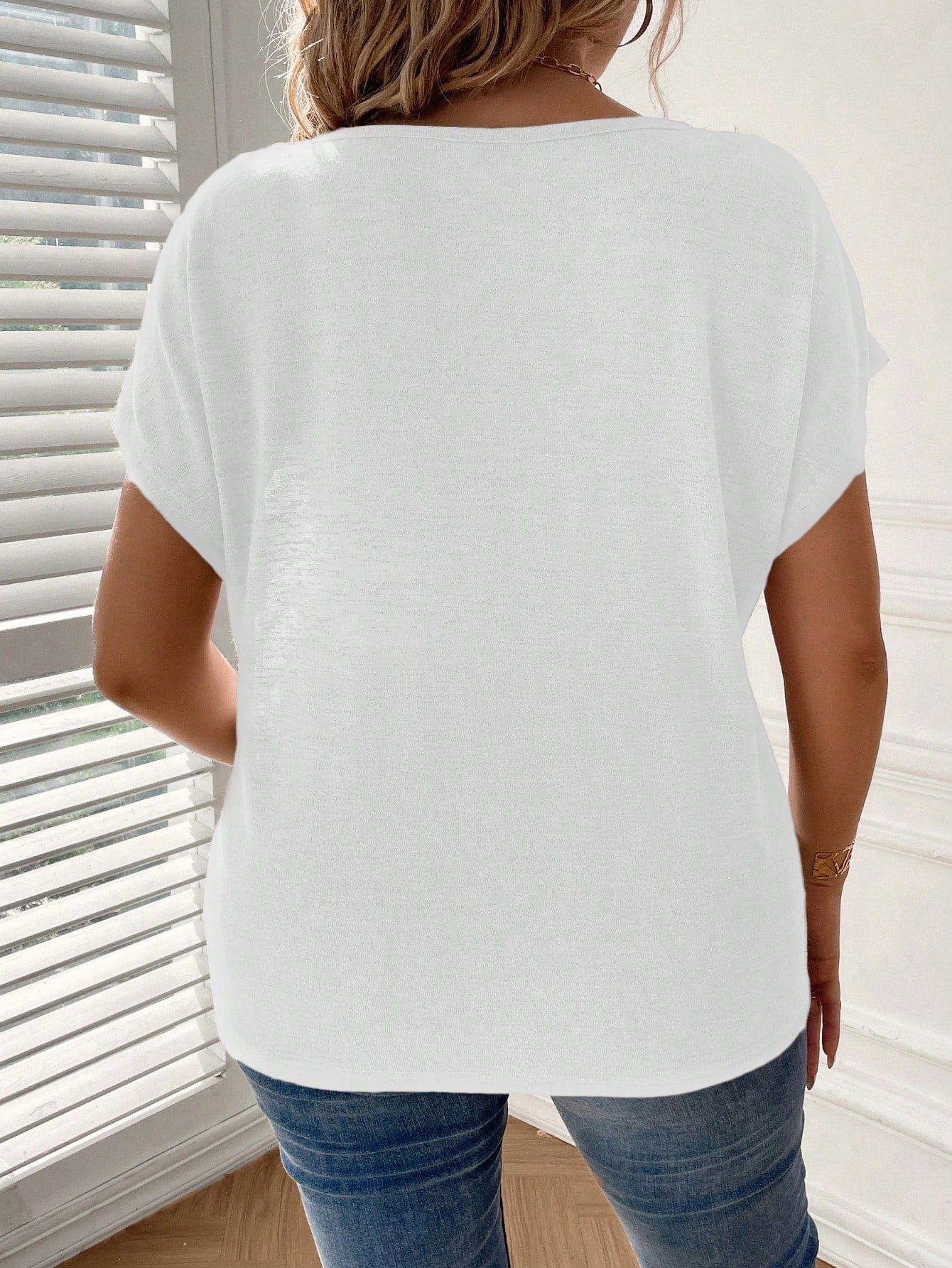 Blusa Básica Com Botões Na Manga