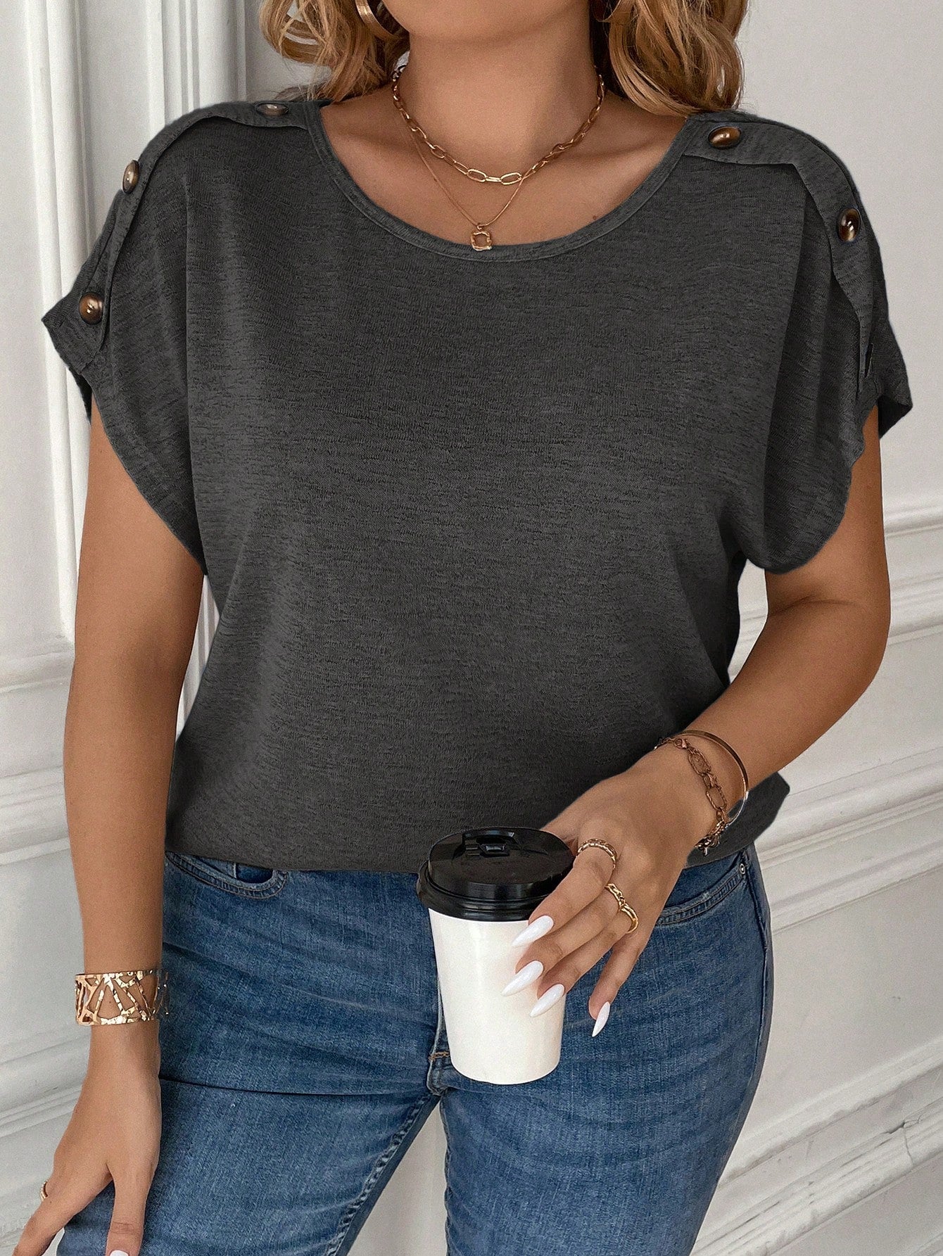 Blusa Básica Com Botões Na Manga