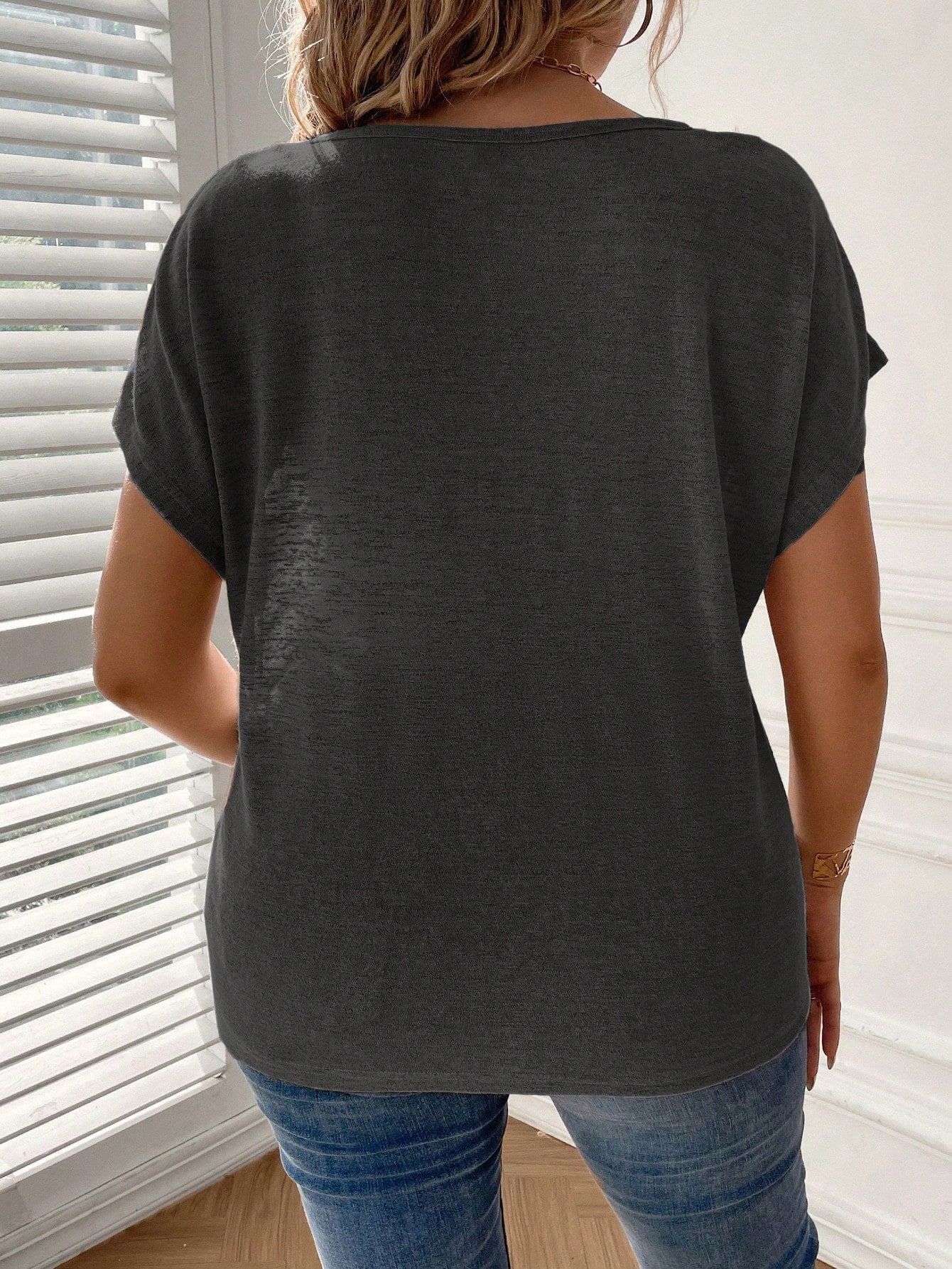 Blusa Básica Com Botões Na Manga