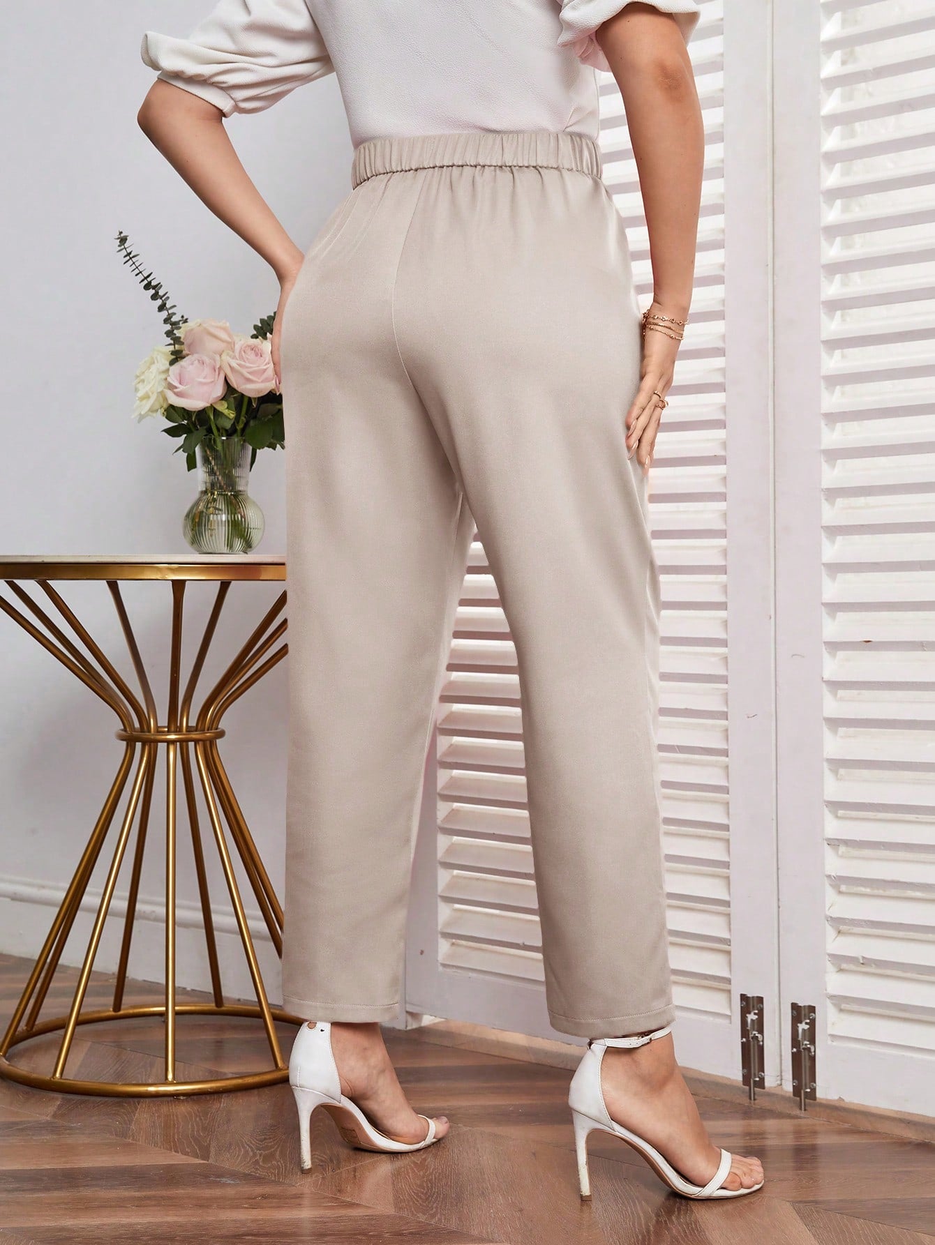 Calça Minimalista Adornada