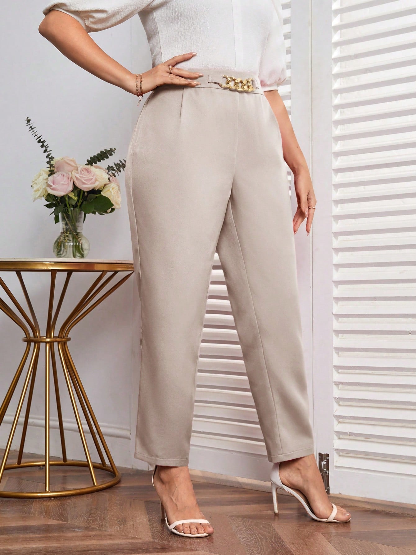 Calça Minimalista Adornada