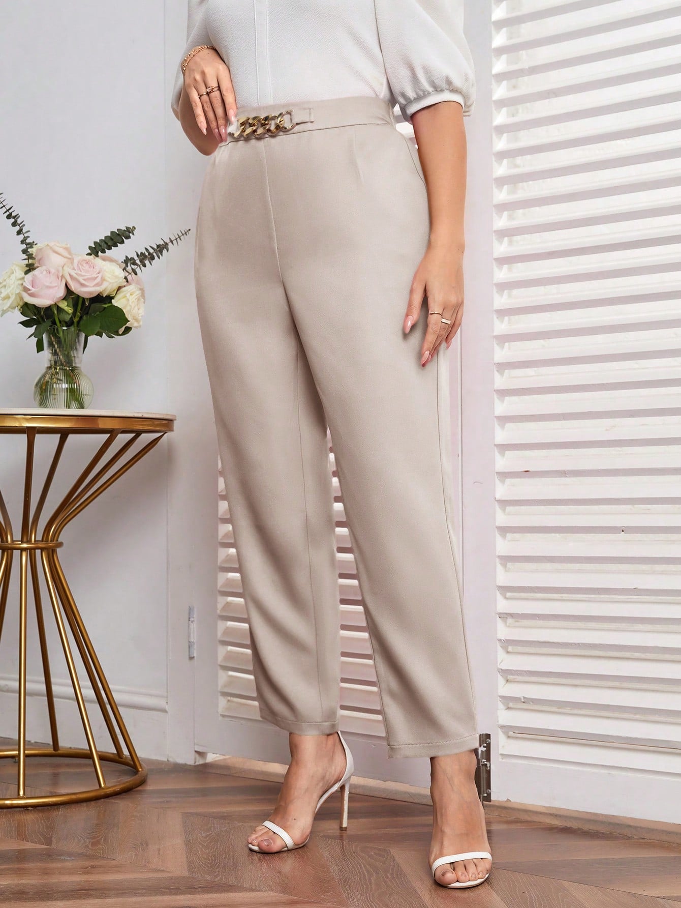 Calça Minimalista Adornada