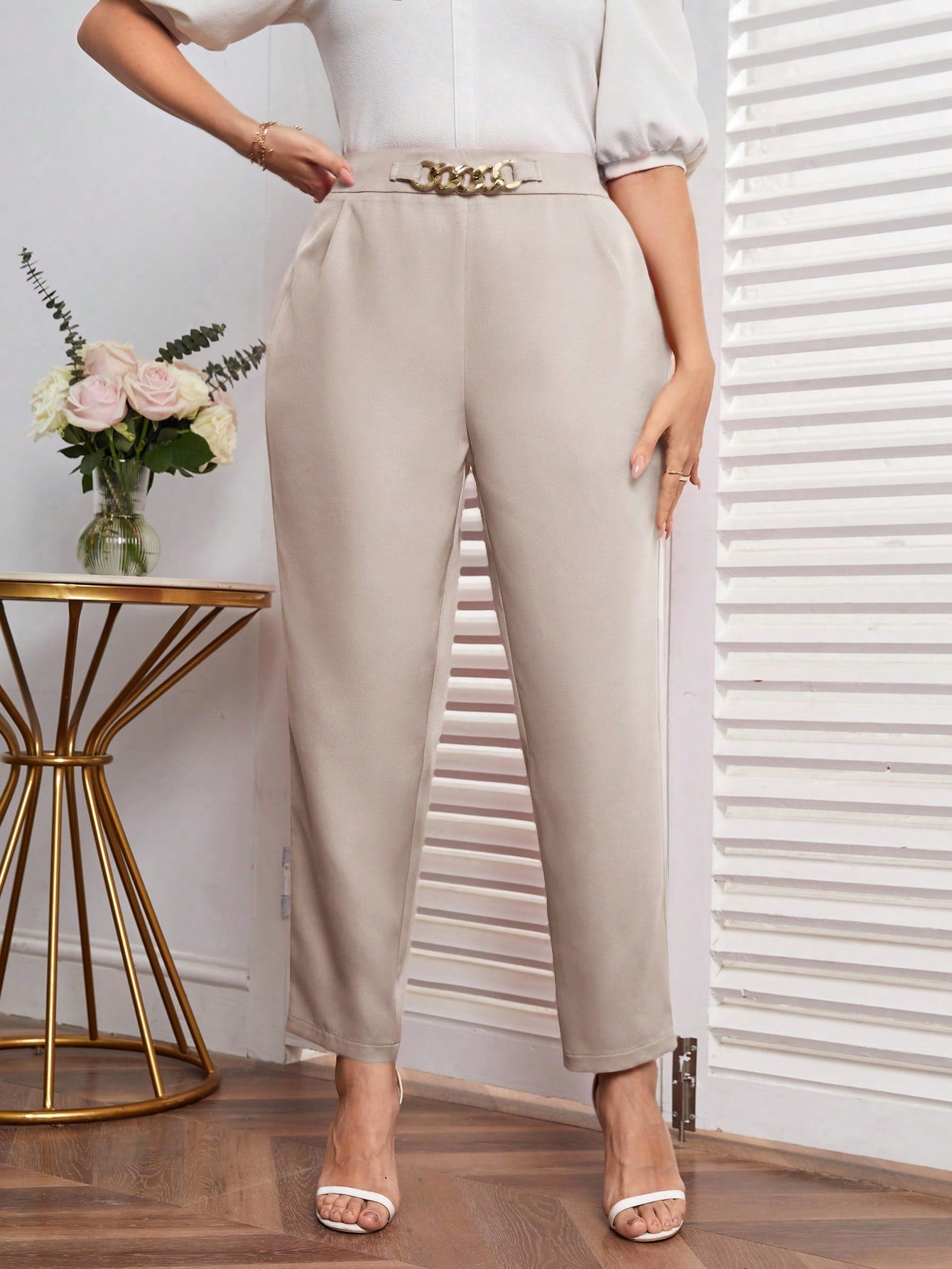 Calça Minimalista Adornada