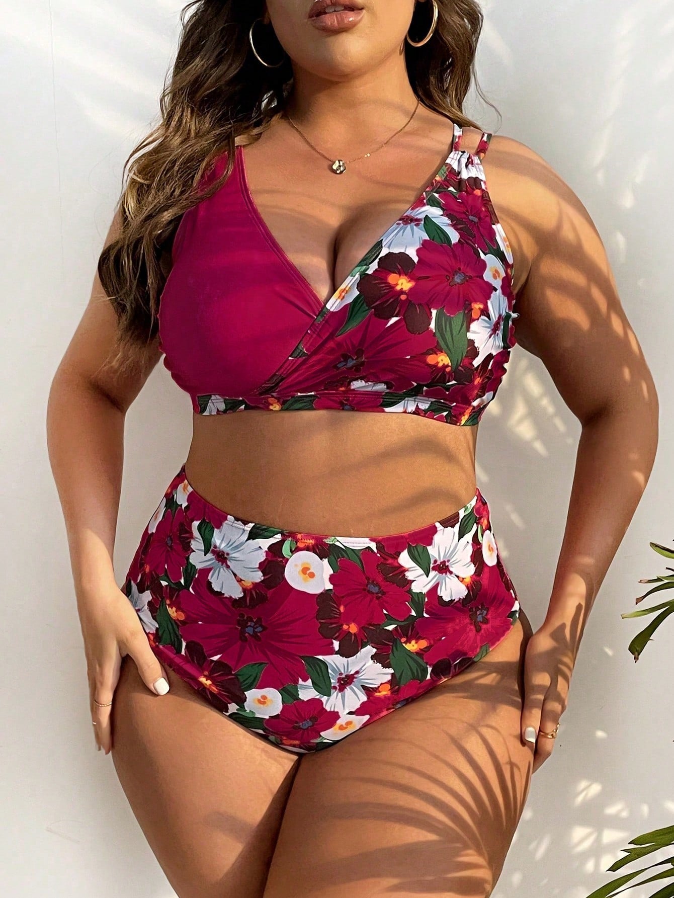 Biquíni Floral Duas Alças Finas e Busto Cruzado