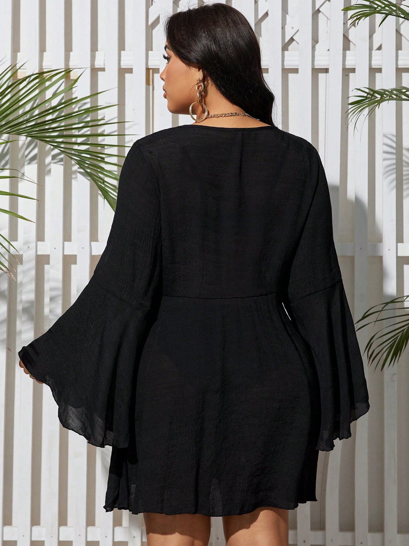 Saída de Praia Decote V Profundo e Manga Ampla