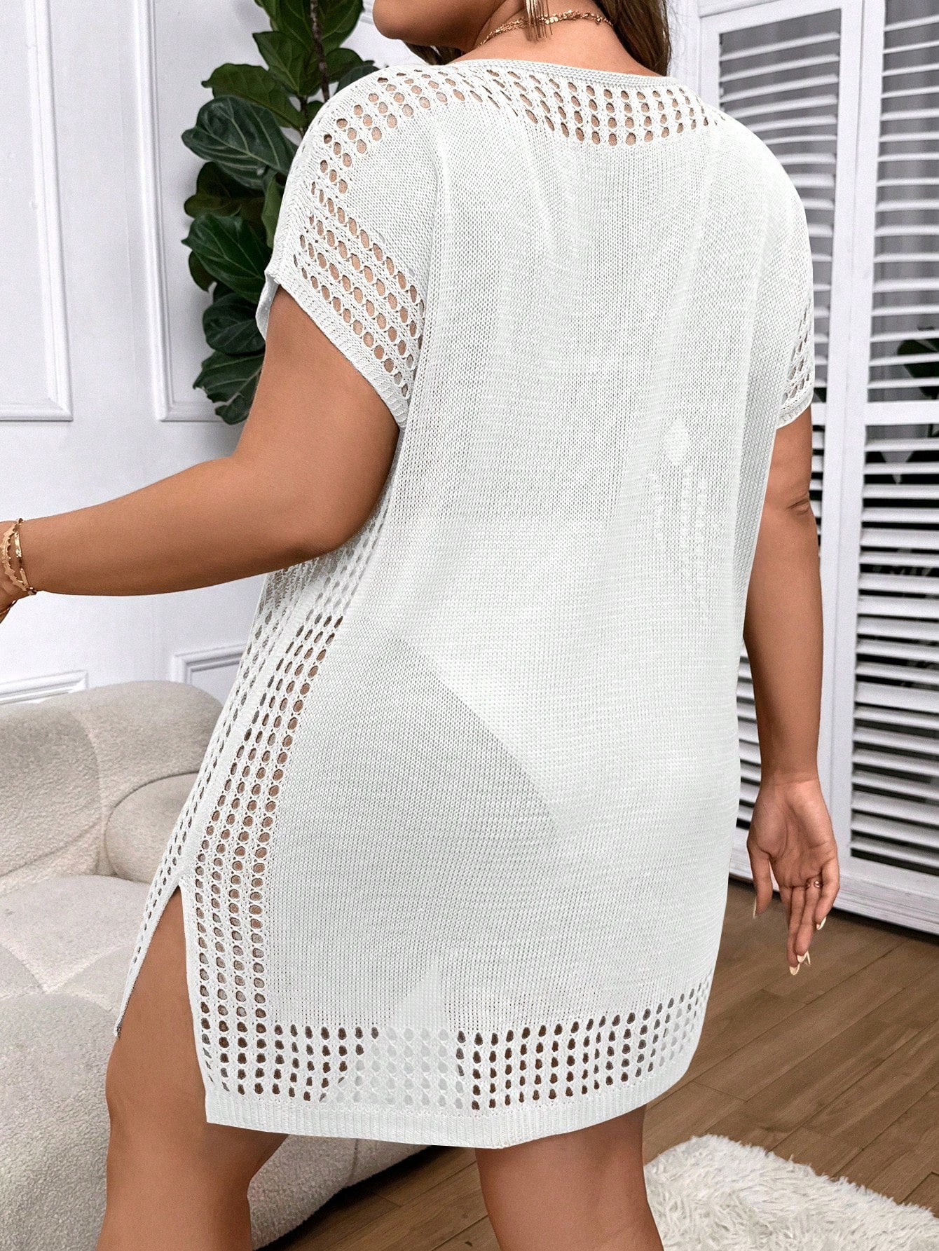 Saída de Praia Soltinha Com Detalhes Vazados