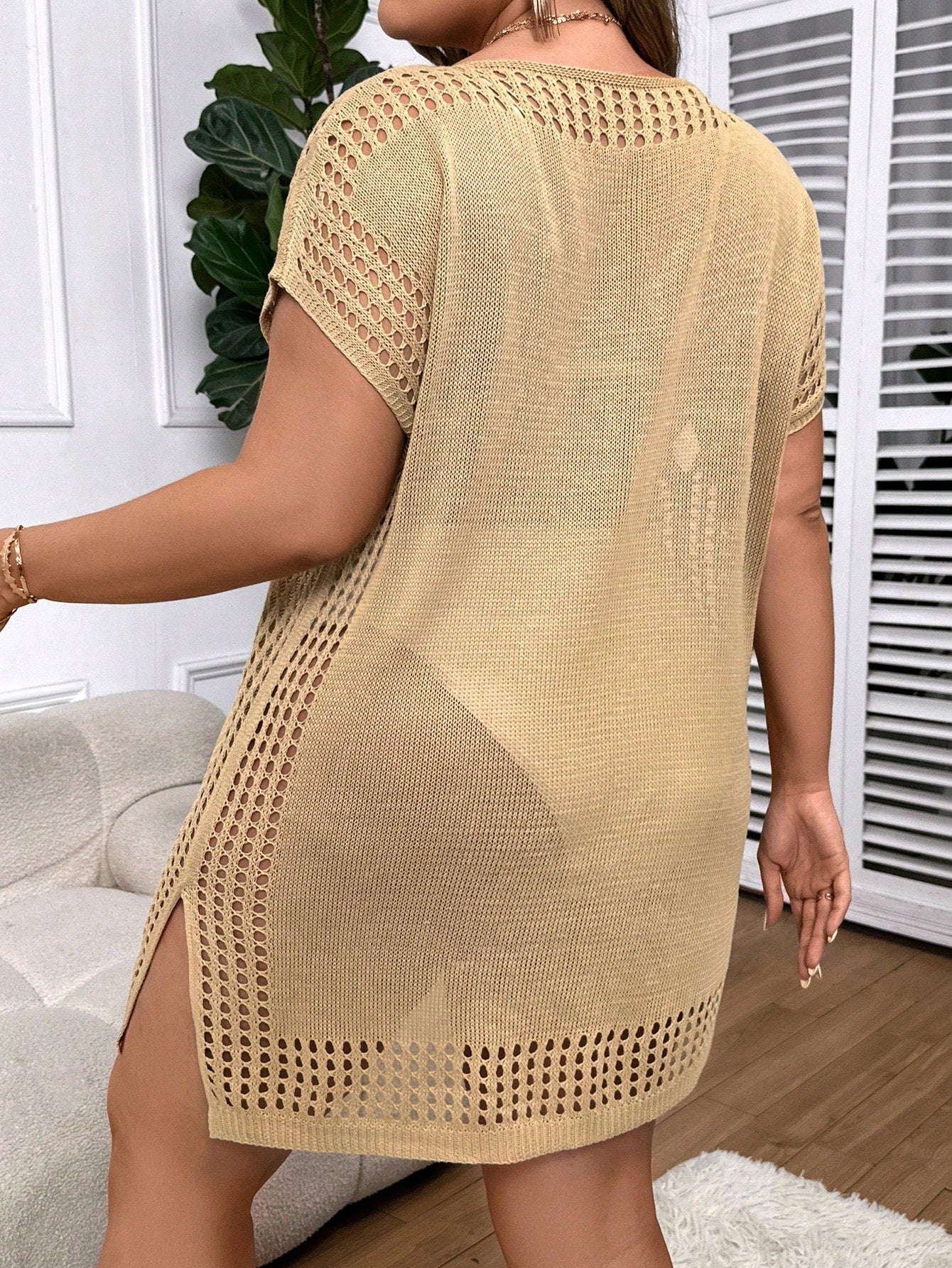 Saída de Praia Soltinha Com Detalhes Vazados