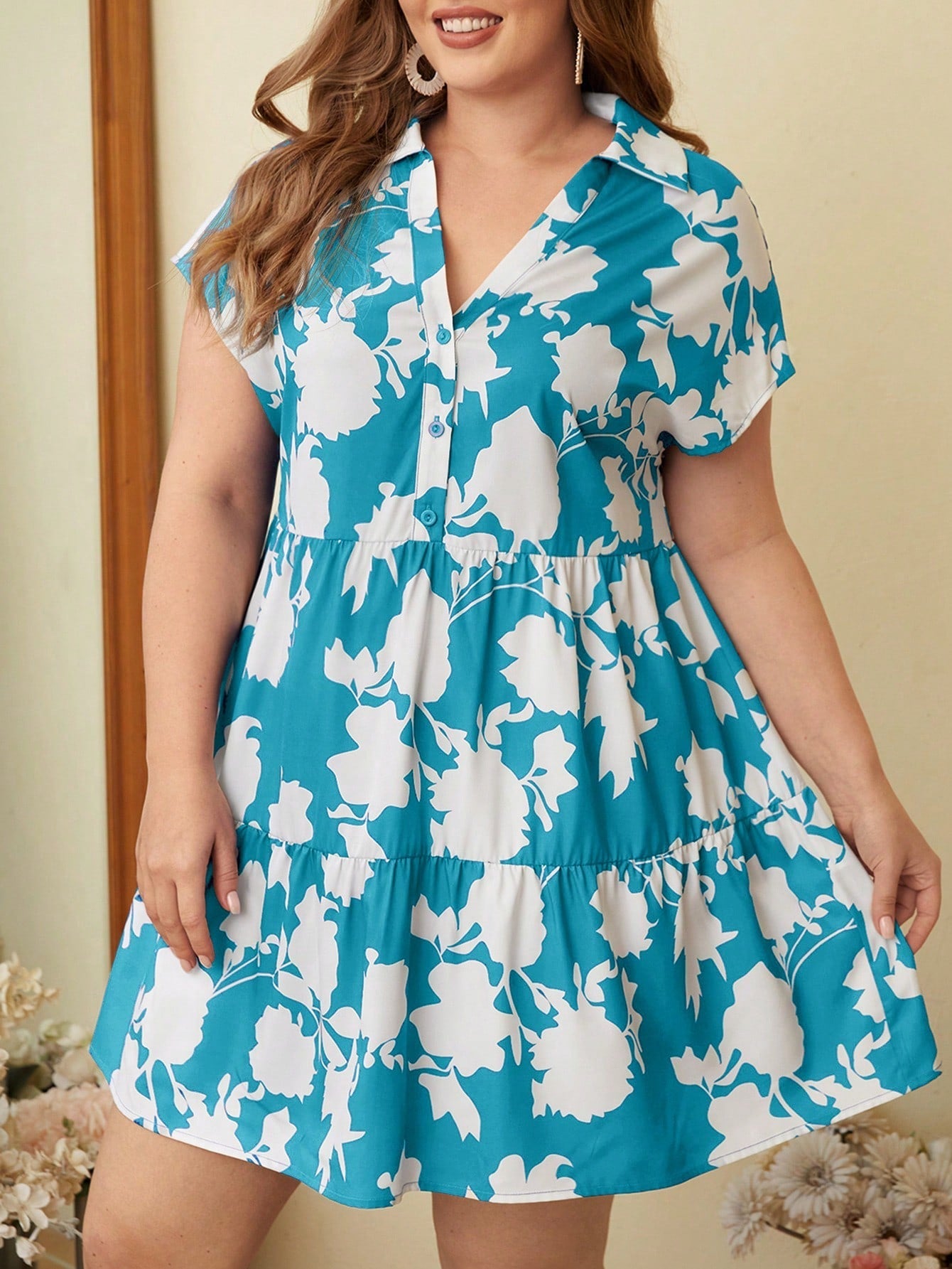 Vestido Estilo Bata Floral e Bainha com Babado