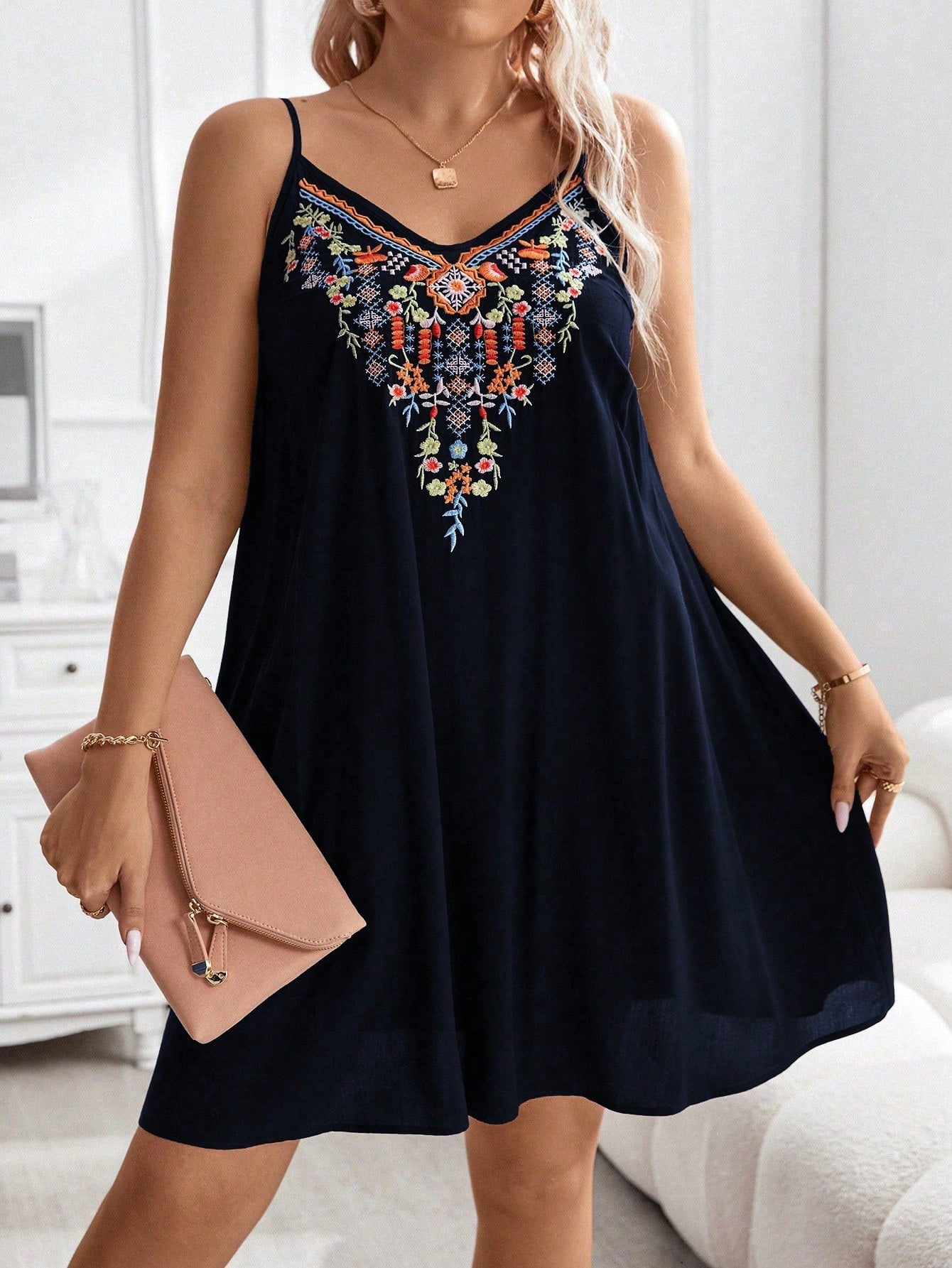 Vestido Floral Com Bordado e Alças Finas