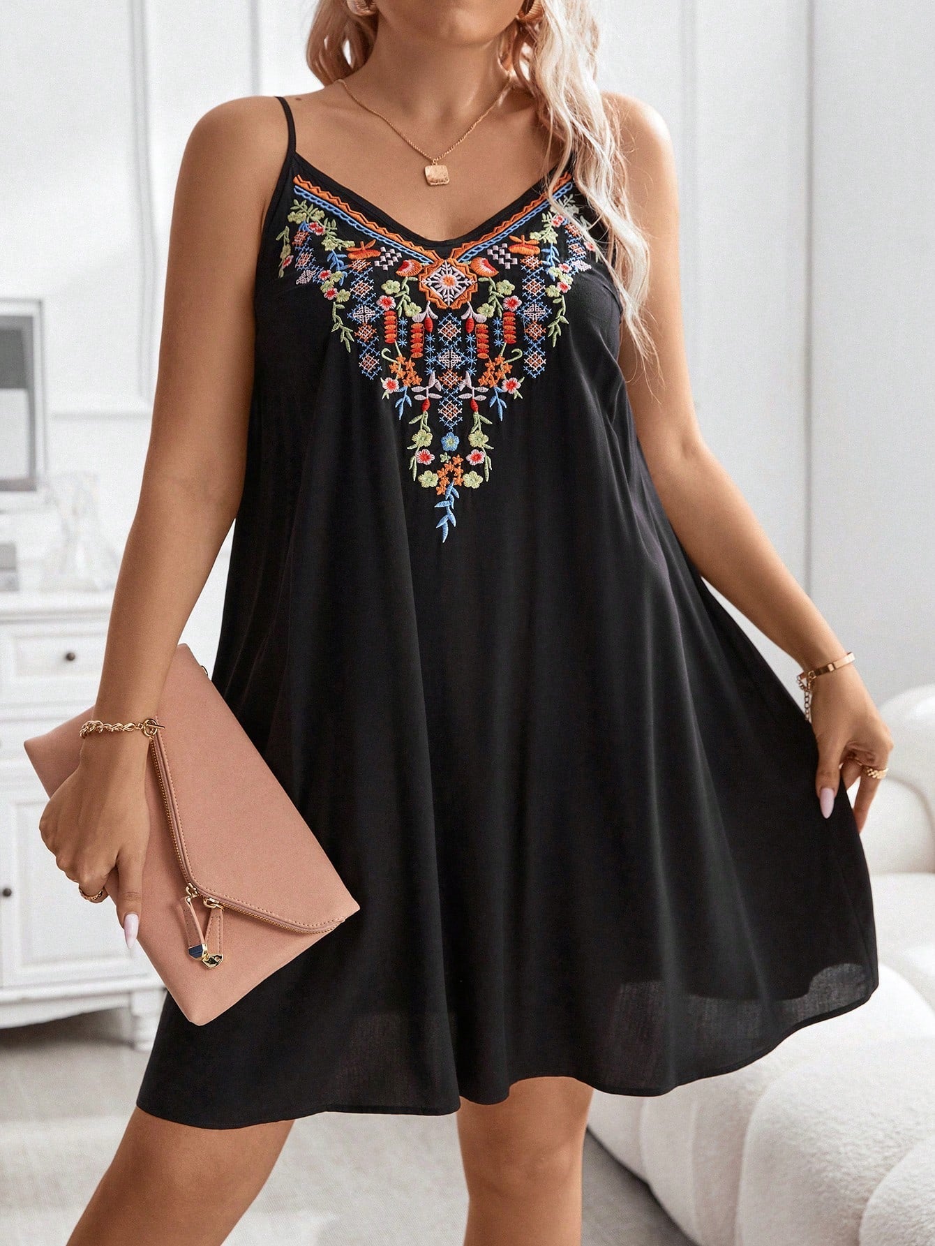 Vestido Floral Com Bordado e Alças Finas