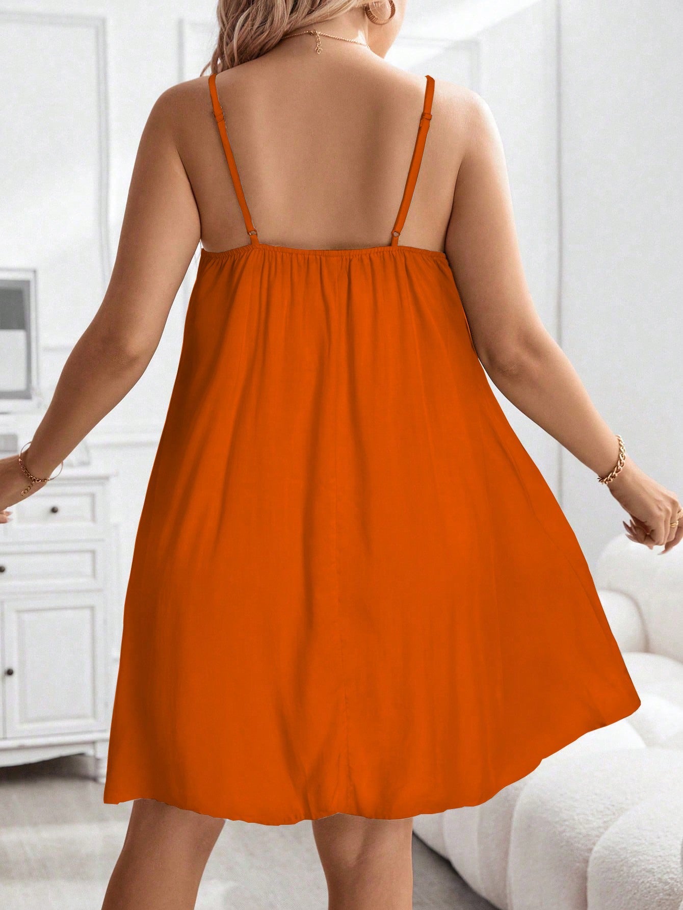 Vestido Floral Com Bordado e Alças Finas