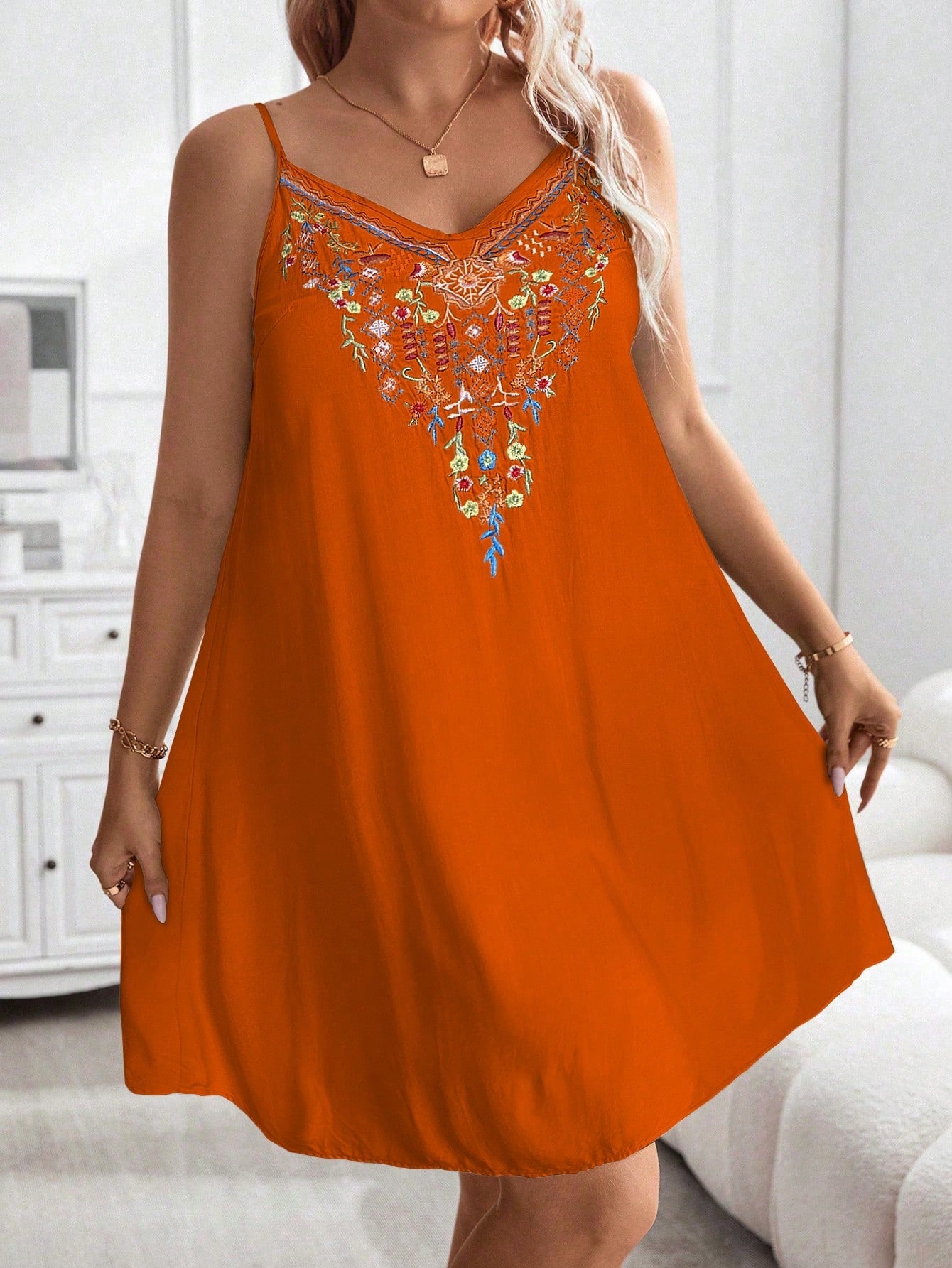 Vestido Floral Com Bordado e Alças Finas