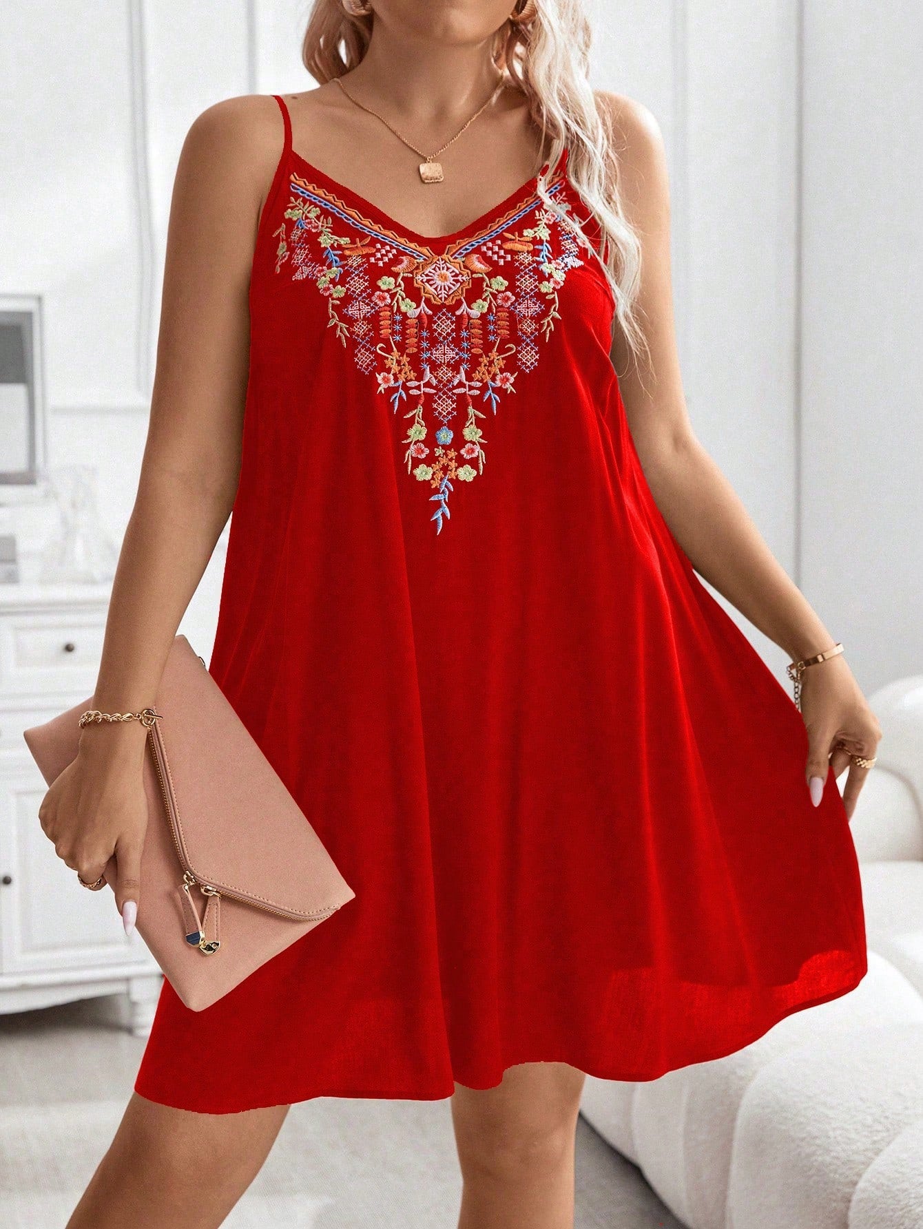 Vestido Floral Com Bordado e Alças Finas