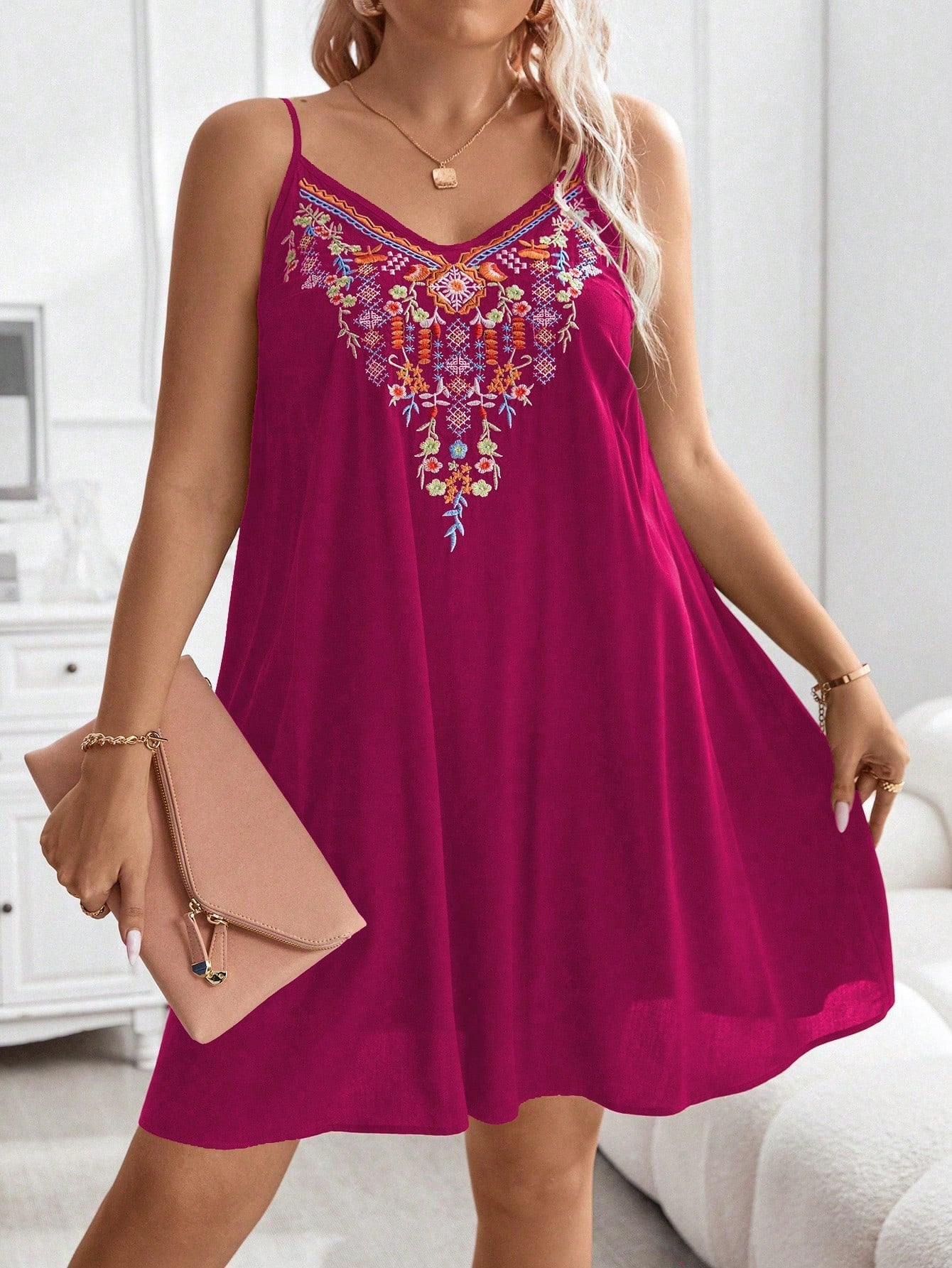 Vestido Floral Com Bordado e Alças Finas