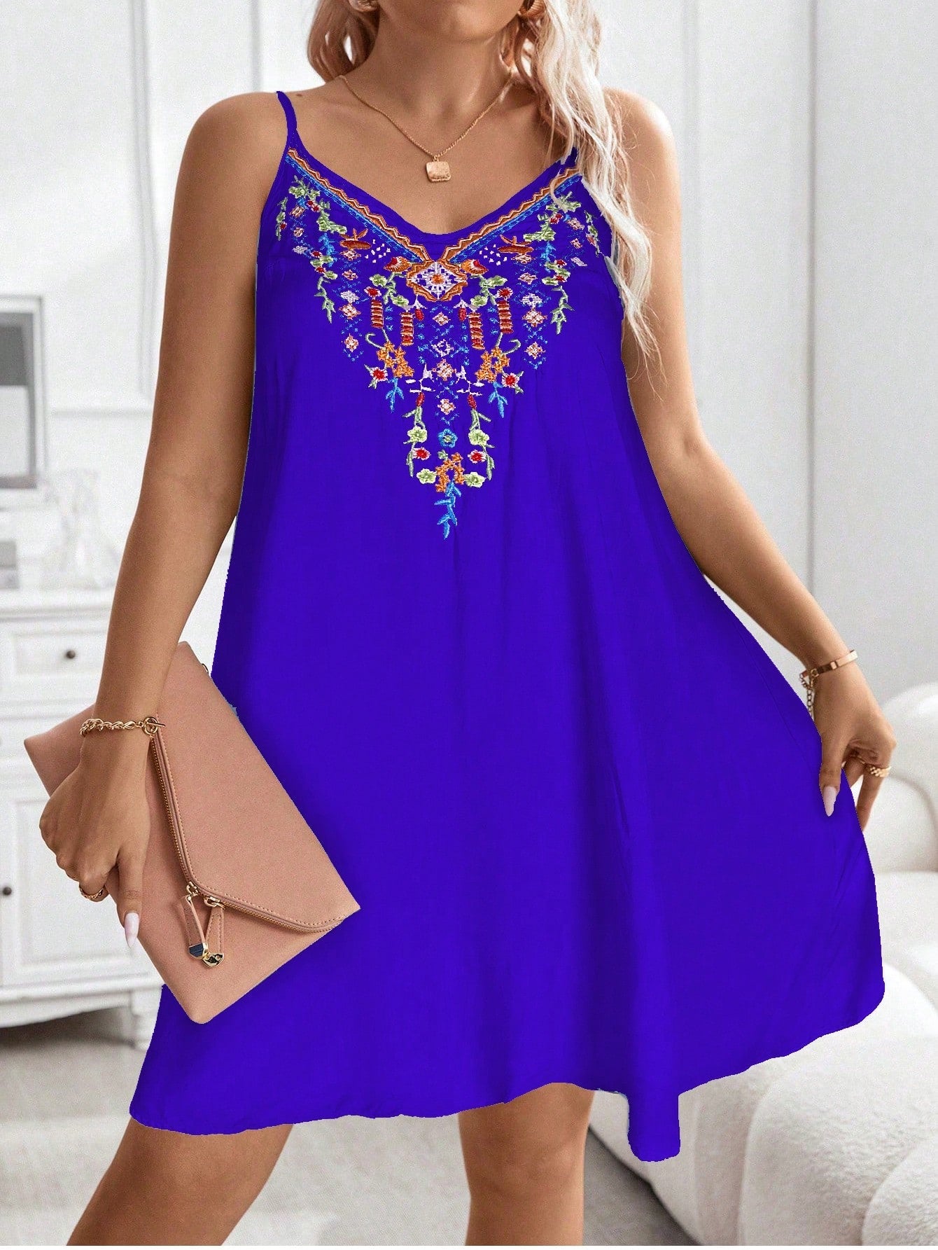 Vestido Floral Com Bordado e Alças Finas